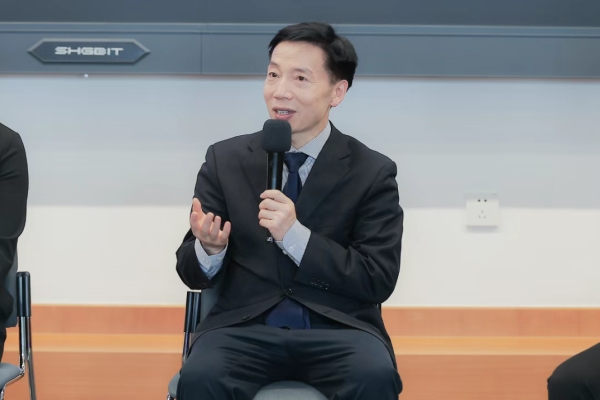 【人民日报健康客户端】从日常防护到近视手术，，，，职场人守好眼健康