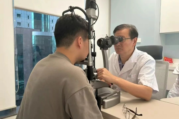 医德医风 | 马里奥机械眼科李拓：怀仁心步履不停，，用人文温度点亮每一分光明希望